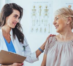 médica com idosa em consulta