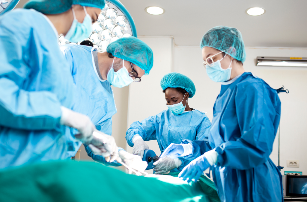 Médicos em cirurgia. 