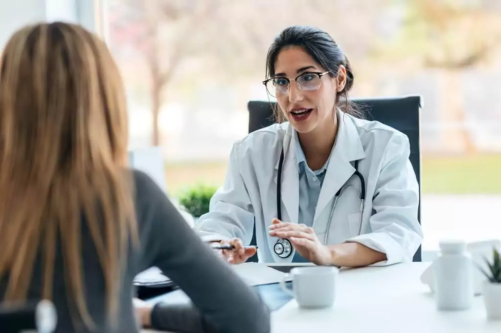 médica com paciente