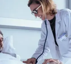 médica examinando paciente homem