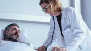 médica examinando paciente homem