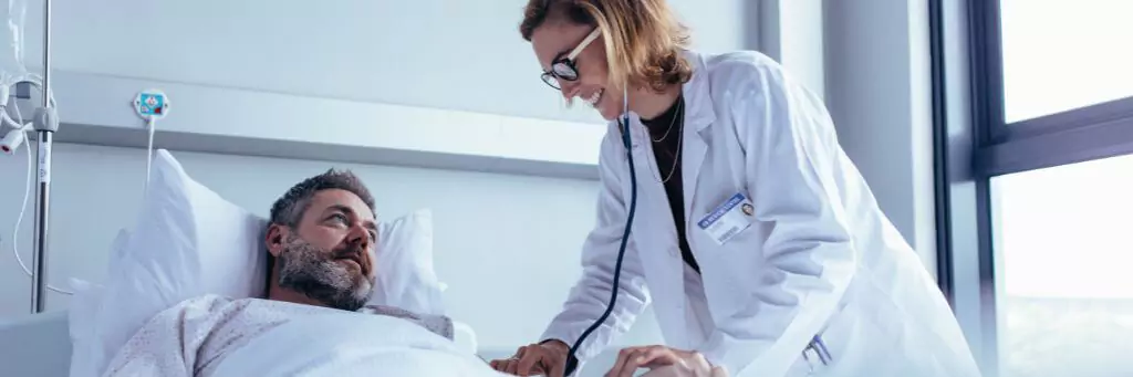 médica examinando paciente homem