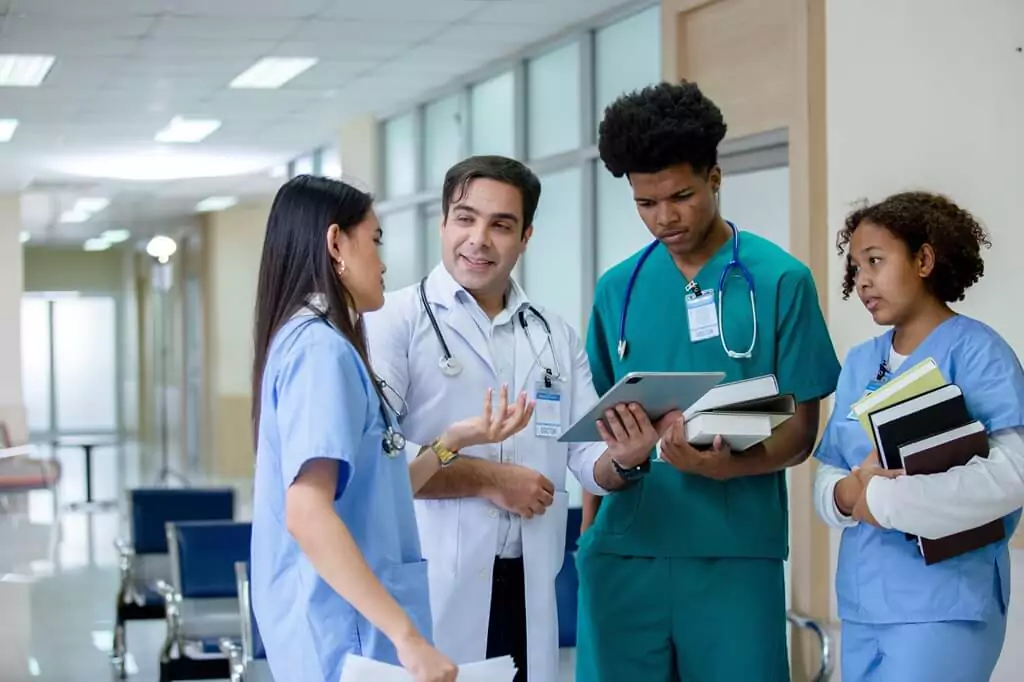 estudantes de medicina em hospital