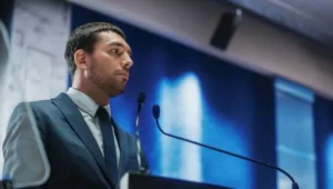 homem fazendo discurso