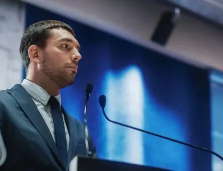 homem fazendo discurso