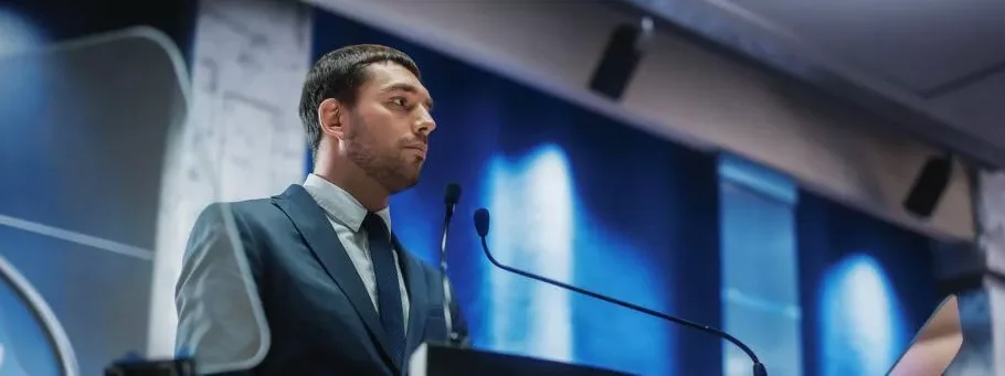 homem fazendo discurso