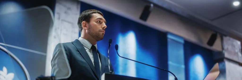 homem fazendo discurso