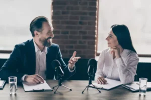 homem dando entrevista em rádio ou podcast