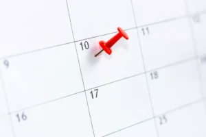 calendário com dia 10 marcado com pin vermelho