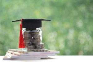 pote com moedas e capelo em cima