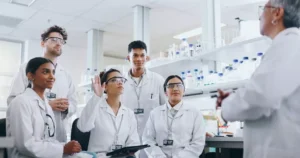 alunos de medicina em laboratório