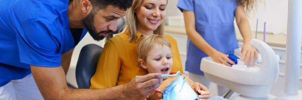 menino com sua mãe no dentista