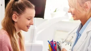 dentista com uma paciente jovem