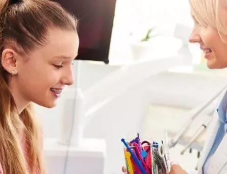 dentista com uma paciente jovem