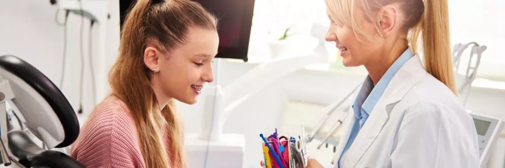 dentista com uma paciente jovem