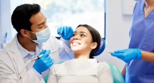 moça em consulta com dentista