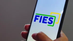 celular com tela do fies