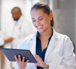 médica olhando tablet