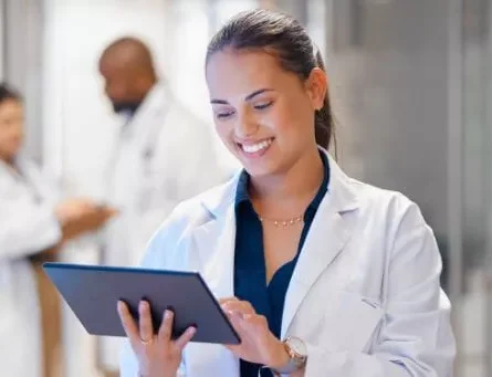 médica olhando tablet