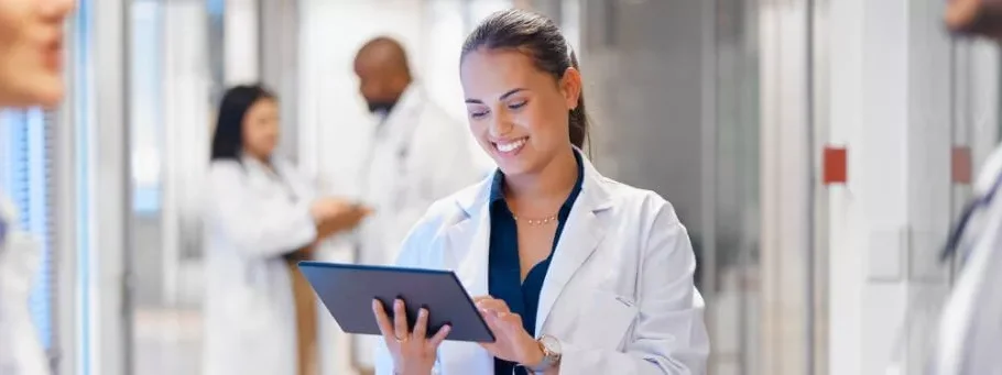 médica olhando tablet