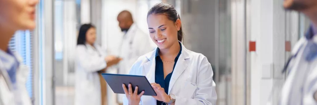 médica olhando tablet