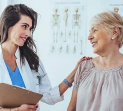 médica com paciente idosa