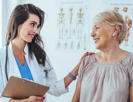médica com paciente idosa
