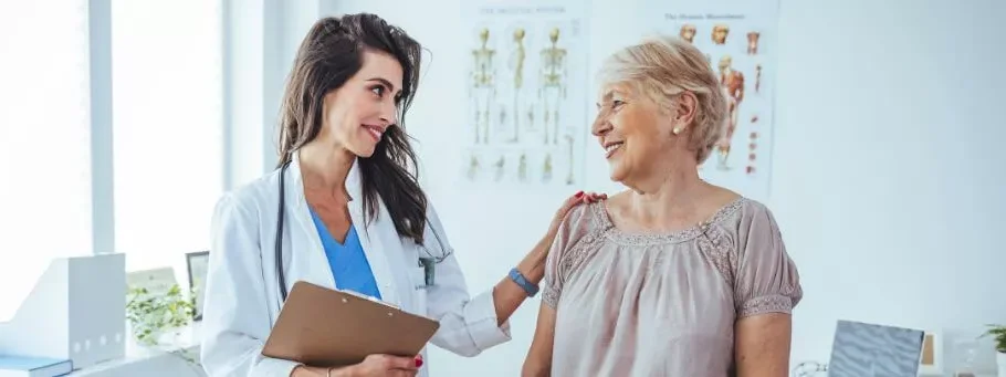 médica com paciente idosa