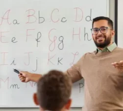 professor ensinando o alfabeto