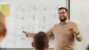 professor ensinando o alfabeto