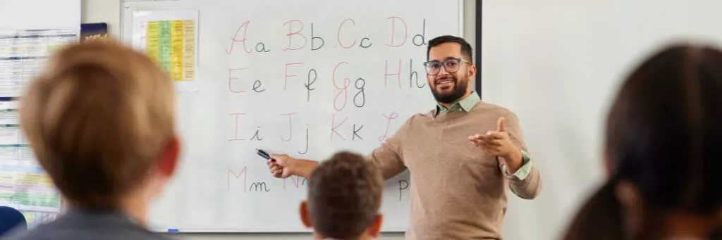 professor ensinando o alfabeto