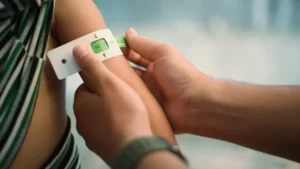 médico medindo o braço de criança