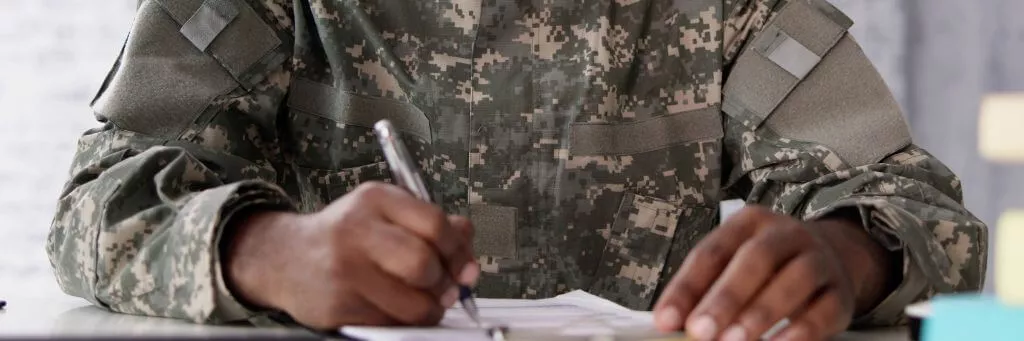 soldado escrevendo