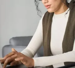 moça digitando em notebook