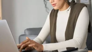 moça digitando em notebook