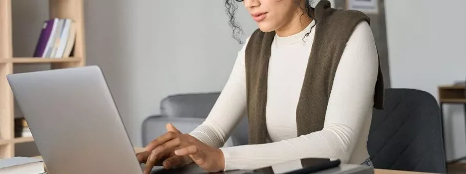 moça digitando em notebook