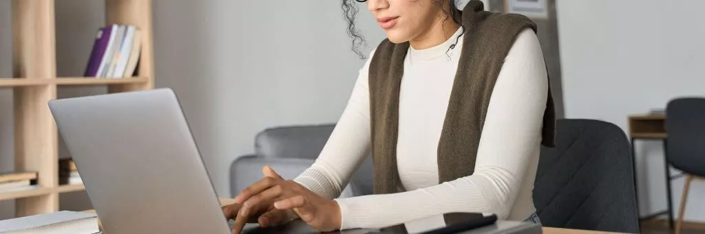 moça digitando em notebook